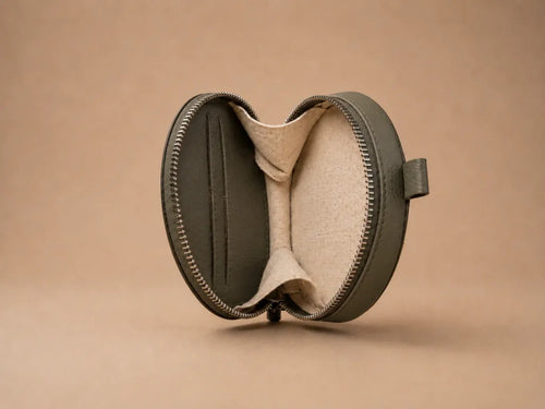 AURA-MINI POUCH EN CUERO VERDE OLIVO