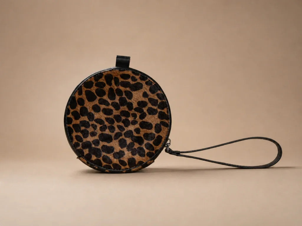 AURA-MINI POUCH EN CUERO CHEETAH